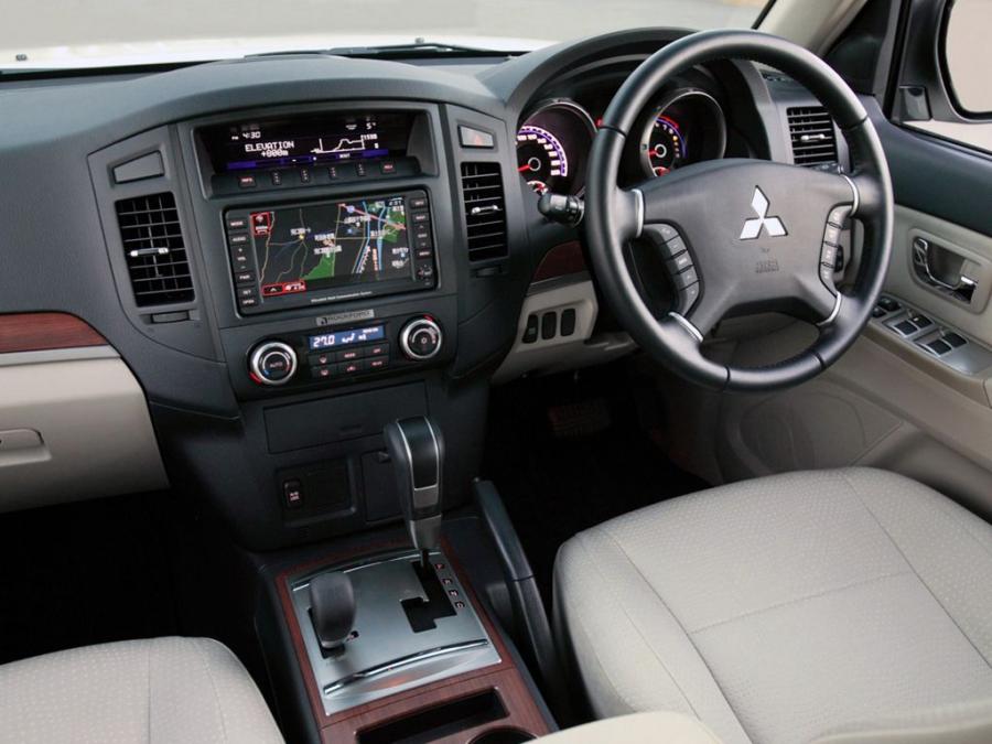  Mitsubishi Pajero 5-Door 2006 года  (JP) (фото 10 из 12)